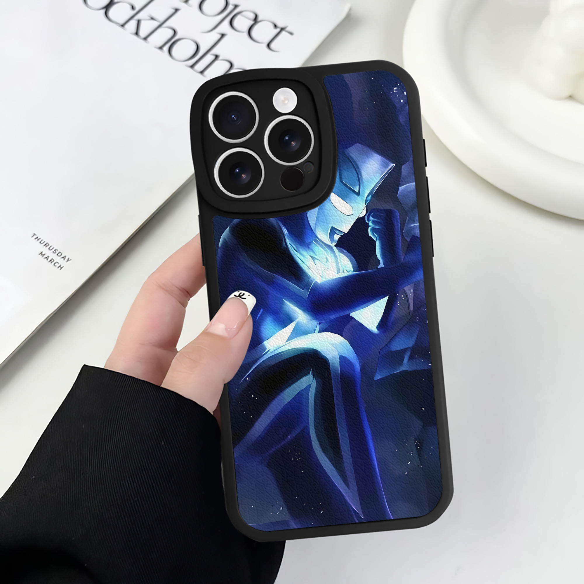 （画像用） ウルトラマン Ultraman 【iPhone 16シリーズ対応】シリコンスマホケース（レザー調） 材質：シリコン